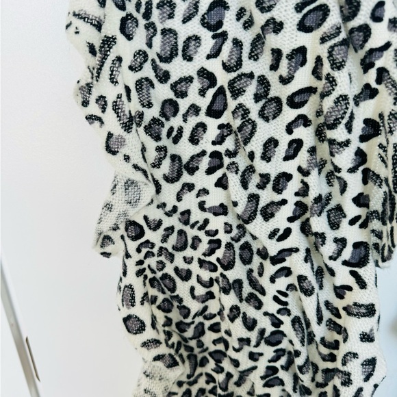 Black and white animal print scarf / shawl - Picture 2 of 3